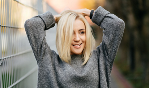 Blonde woman wearing a grey jumper